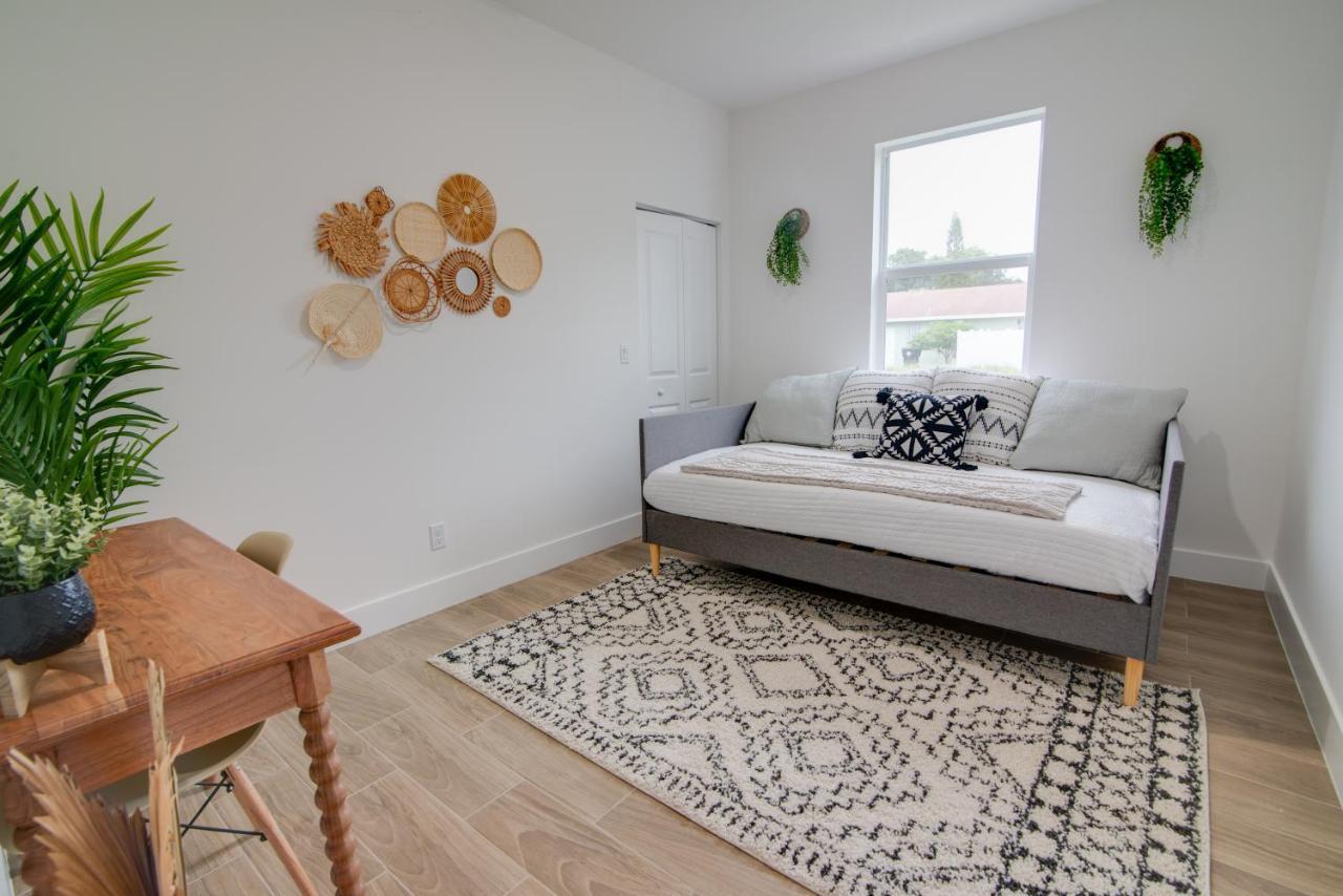 Private Cottage - King Beds, Brand New, Near Beach, Golfing, Shopping & Restaurants Lake Worth Beach Bagian luar foto