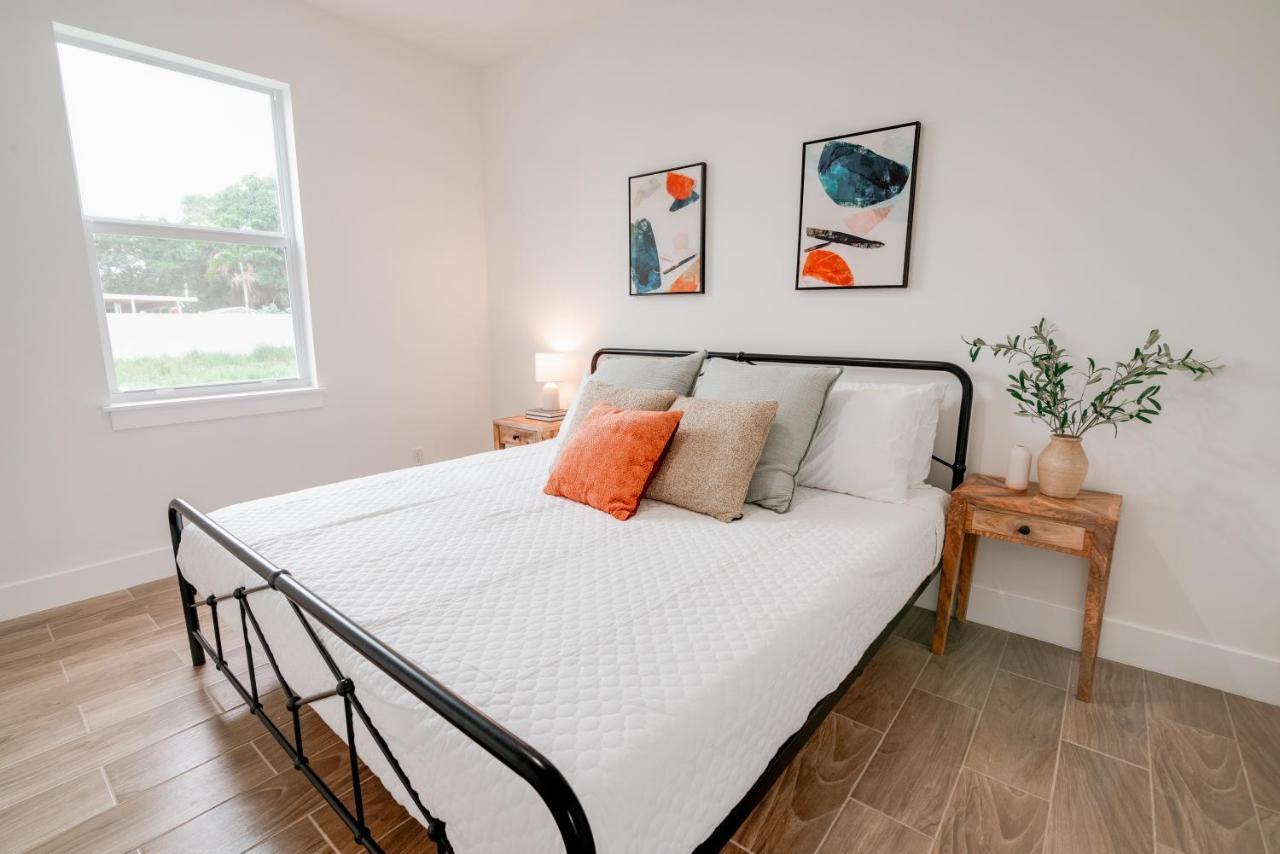 Private Cottage - King Beds, Brand New, Near Beach, Golfing, Shopping & Restaurants Lake Worth Beach Bagian luar foto