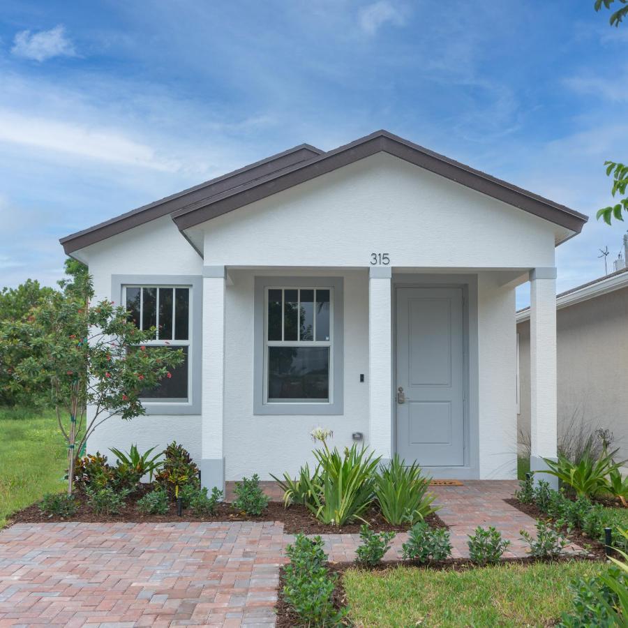 Private Cottage - King Beds, Brand New, Near Beach, Golfing, Shopping & Restaurants Lake Worth Beach Bagian luar foto